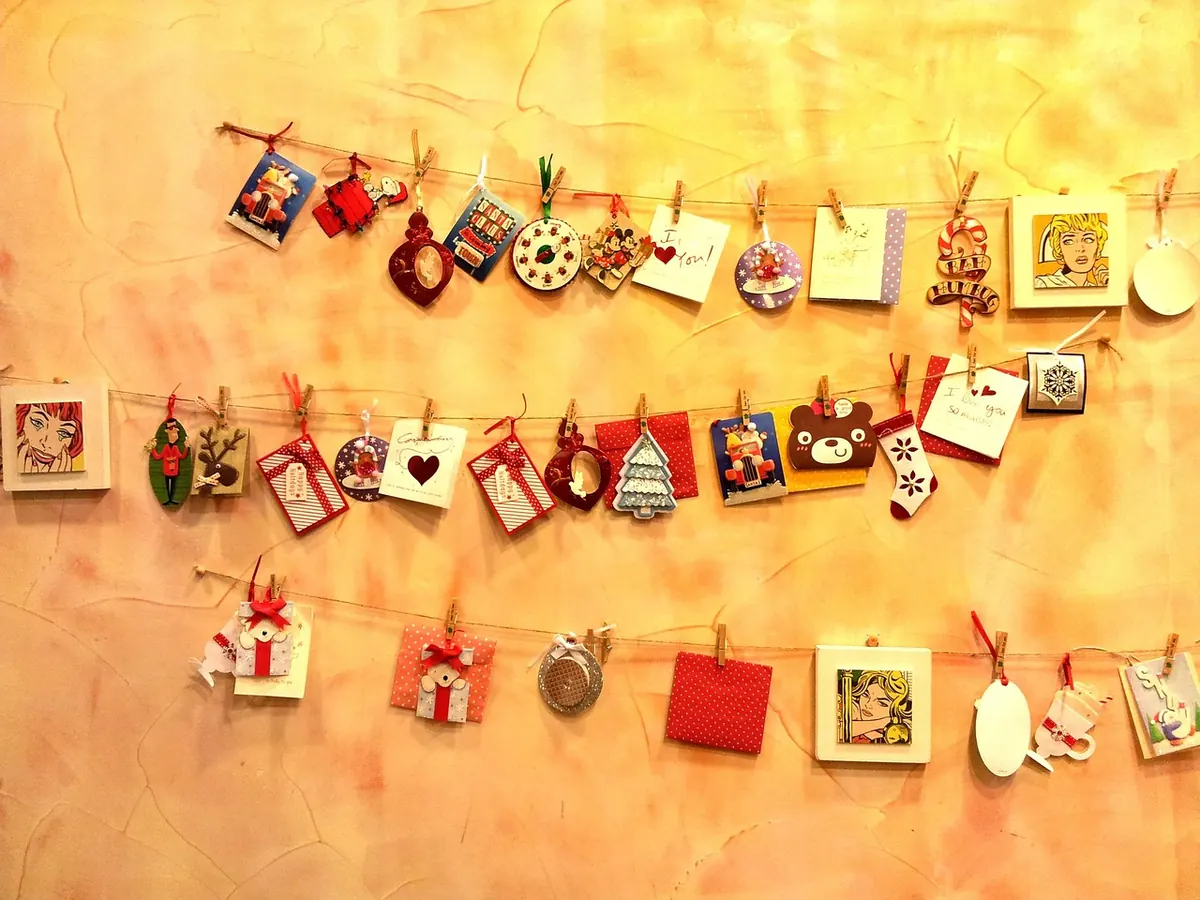 How to Make Handmade Christmas Cards from Paper Scraps